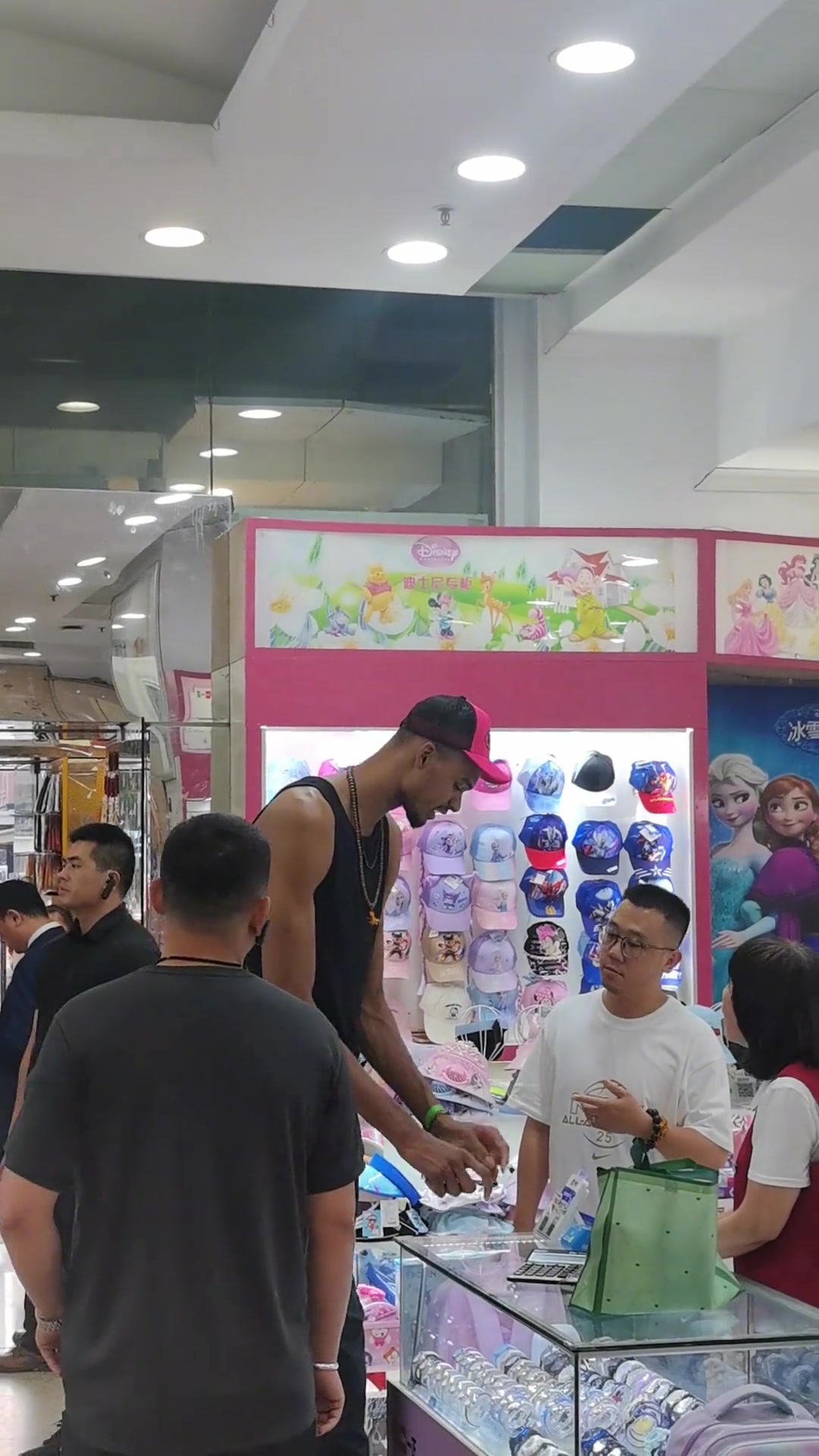 來中國進(jìn)貨了文班亞馬在北京王府井買小商品