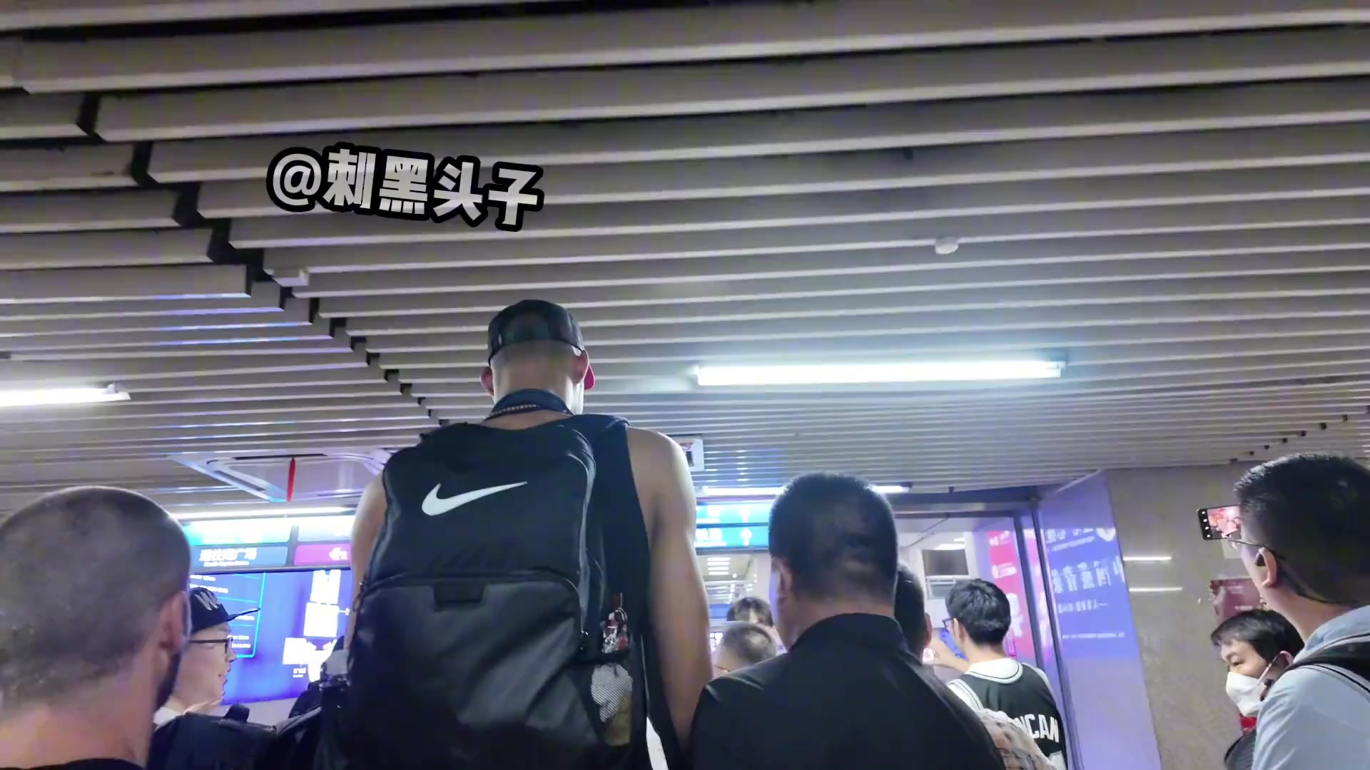 這高度文班車站里走路差點(diǎn)撞到天花板的指示牌