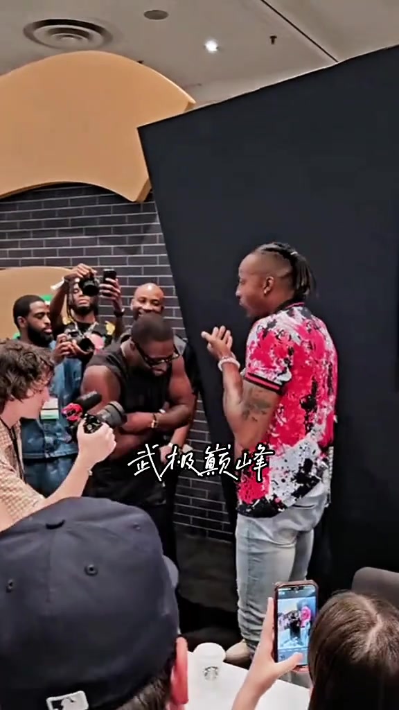 笑的嘴都合不住了韋德與魔獸在活動(dòng)中相遇擁抱寒暄