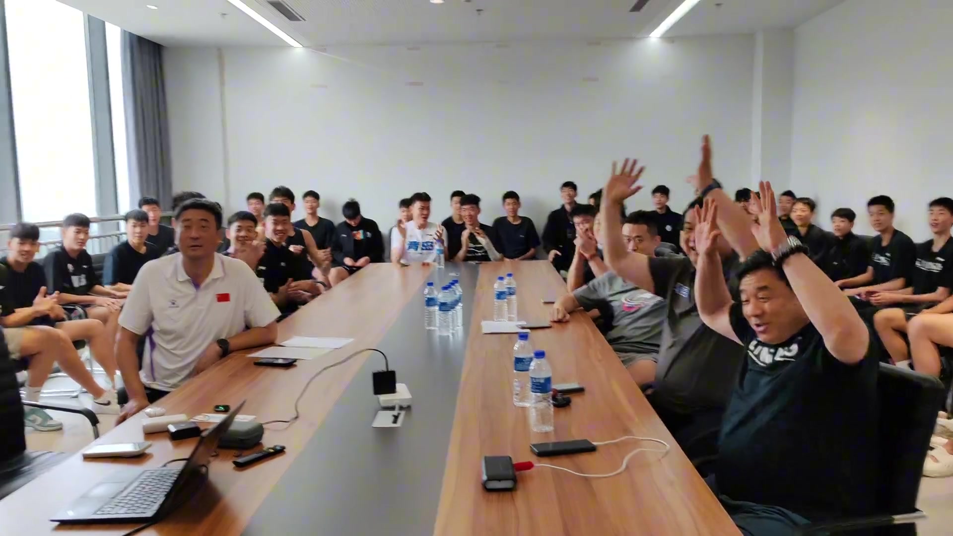 青島官方在選秀第二現(xiàn)場一起為他歡呼瀚森你是我們的驕傲