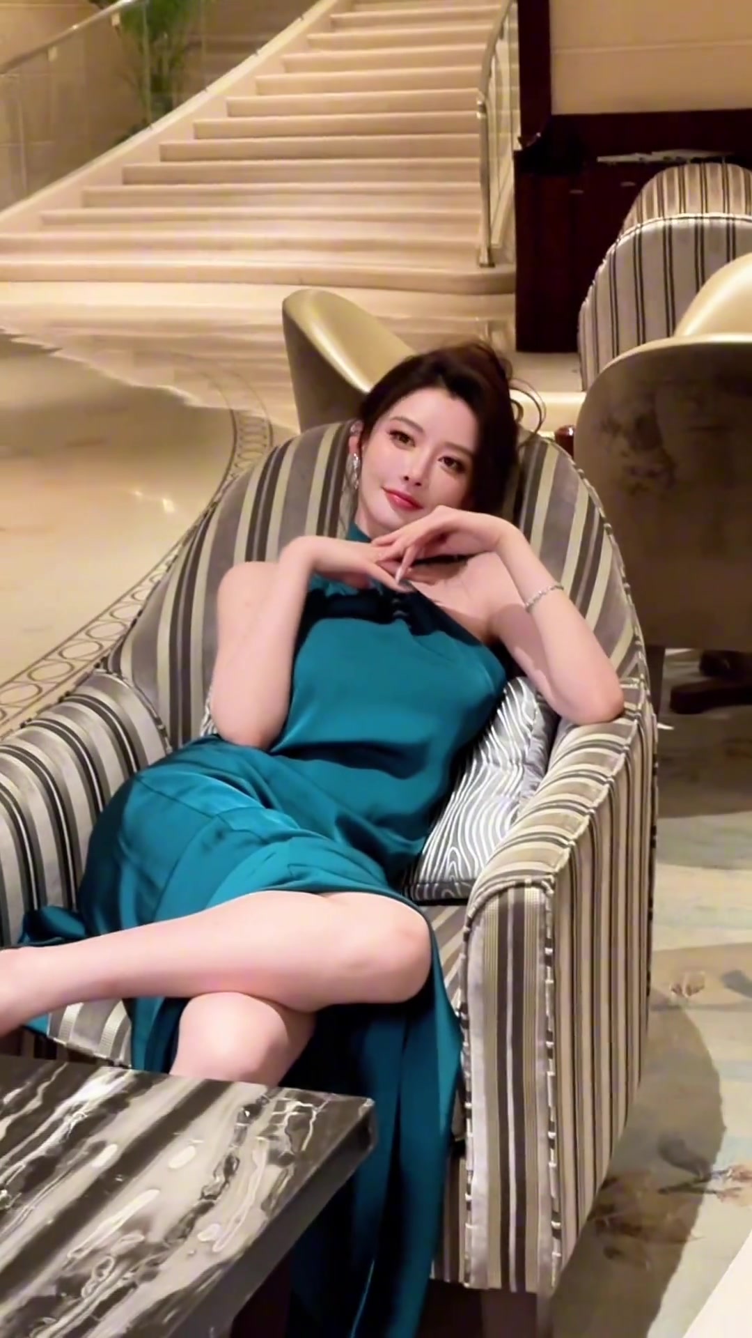 確實(shí)是美啊美女詹密周麟嘉身穿一件藍(lán)色長裙往沙發(fā)上一坐