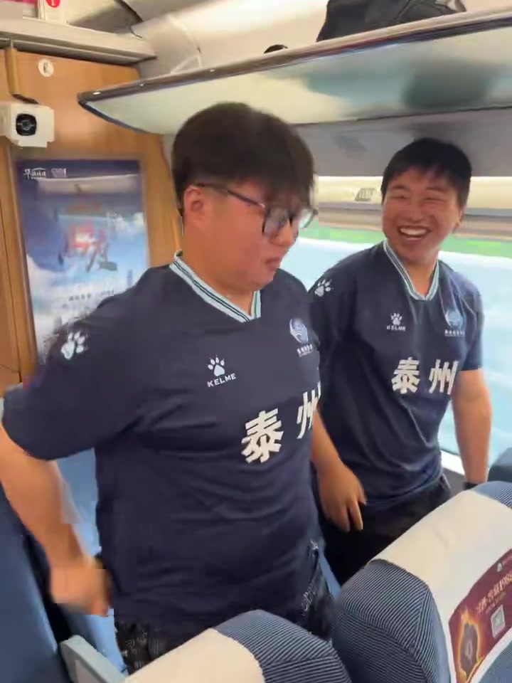 蘇超專列 一車廂都是徐州人兩個(gè)泰州小孩哥成大熊貓了