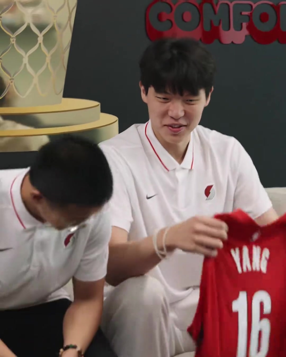楊瀚森簽約成功拿到了屬于自己的NBA戰(zhàn)袍 楊瀚森簽約成功拿到了屬于自己的NBA戰(zhàn)袍