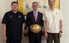 楊鳴、小劉受邀領(lǐng)館，遼籃外援選擇非美，未來(lái)更便利。