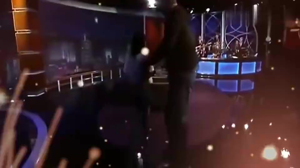 簡(jiǎn)直不可思議啊2米16的奧胖此前被一嬌小妹紙輕松背起