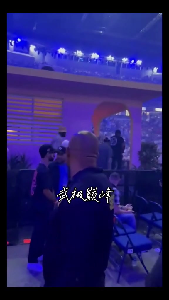 詹姆斯現(xiàn)身壞兔子演唱會(huì)引起轟動(dòng)現(xiàn)場(chǎng)響起MVP喊聲