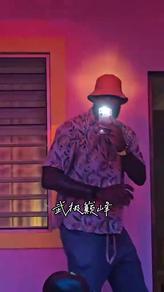 詹姆斯在壞兔子演唱會徹底玩嗨了這明明就是來搶風(fēng)頭的