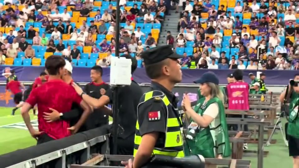 劍拔弩張賽前韋世豪被天津球迷看臺(tái)問候家人