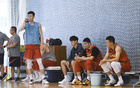 中國男籃人手緊缺，應(yīng)調(diào)整策略鍛煉新人備戰(zhàn)亞洲杯。
