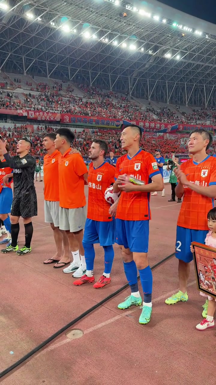 泰山隊戰(zhàn)勝梅州賽后謝場韓鵬攜教練組站在后側(cè)把舞臺讓給球員