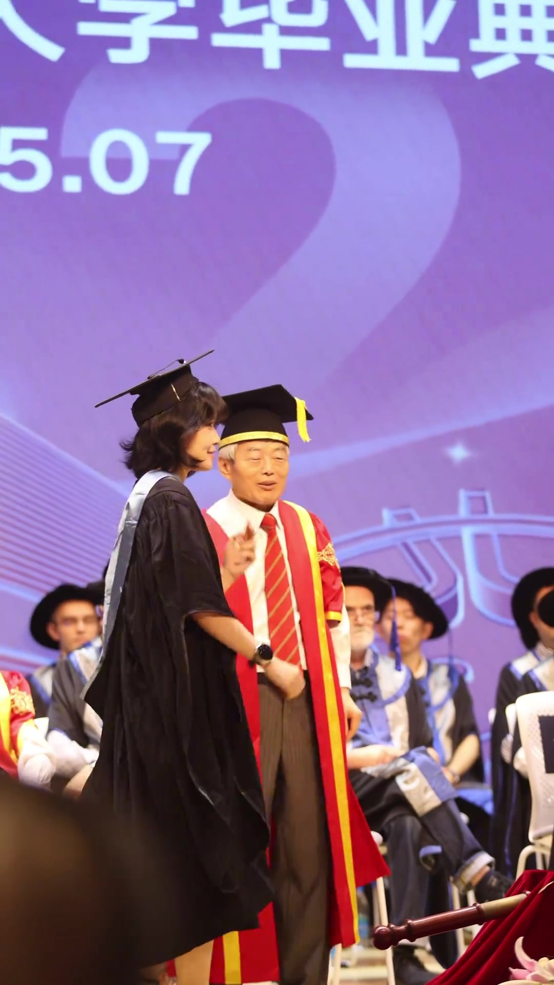好颯西交利物浦大學女學生把泰山隊慶祝動作帶上畢業(yè)典禮
