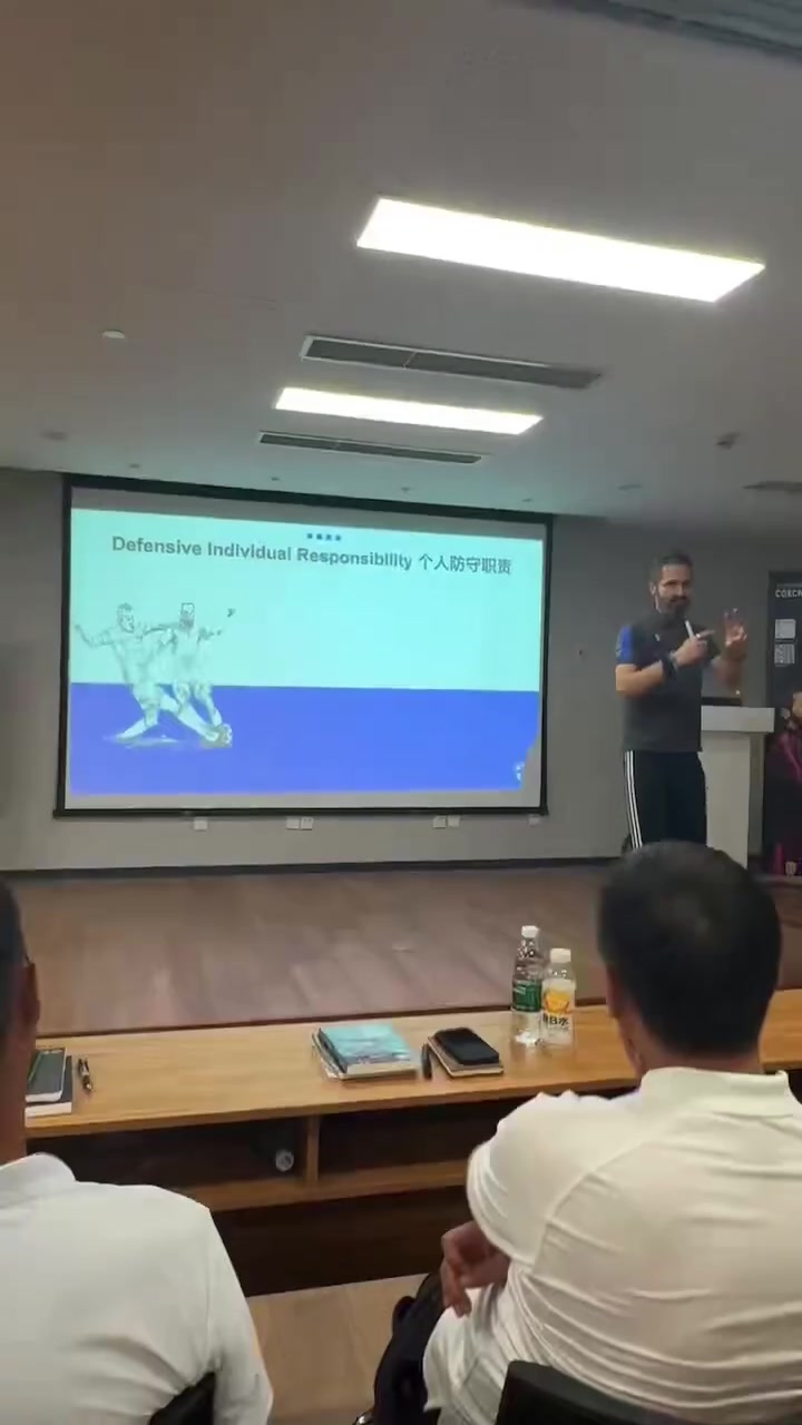 學(xué)無止境邵佳一在中超間歇期忙和意大利專家學(xué)習(xí)足球戰(zhàn)術(shù)