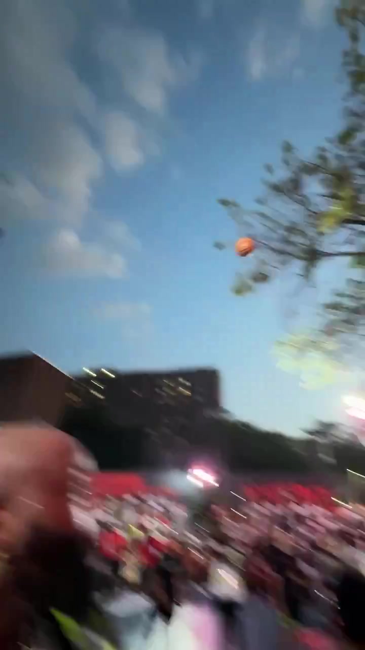 駕輕就熟東契奇現(xiàn)場表演坐投三分一擊即中仔細(xì)看真瘦了一圈