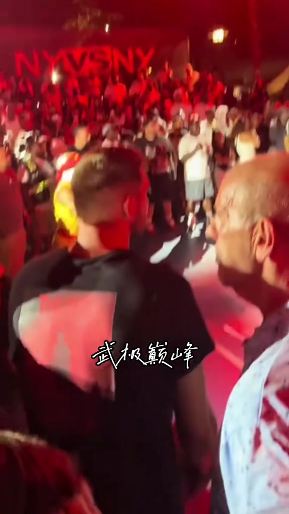 把東契奇都整害羞了球迷在活動中對著盧卡喊GOAT