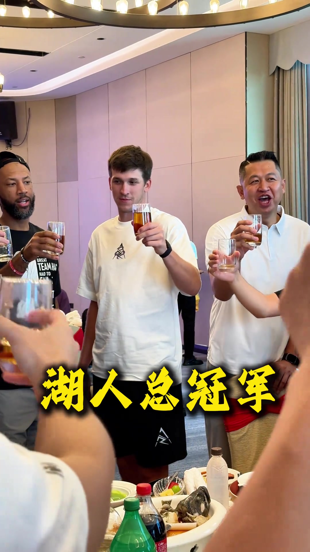 里夫斯 中國行入鄉(xiāng)隨俗學(xué)敬茶喊話湖人總冠軍
