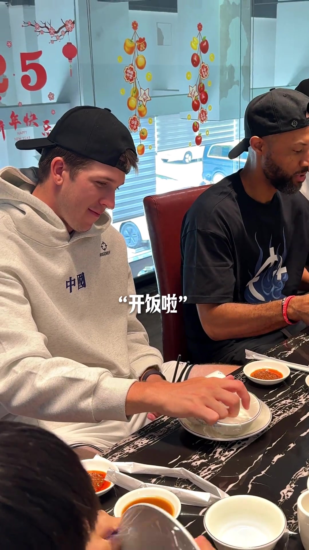 里夫斯這么夾菜誰(shuí)敢挨著坐全甩別人身上去了