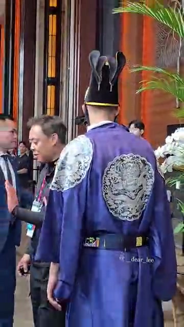 你們還愛玩這個(gè)呢維卡里奧大帝出巡首爾后防大臣丹索隨同