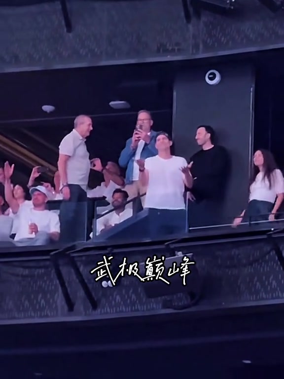 盧卡這地位穩(wěn)了佩總帶著湖人球員陪著東契奇觀看后街男孩演唱會(huì)