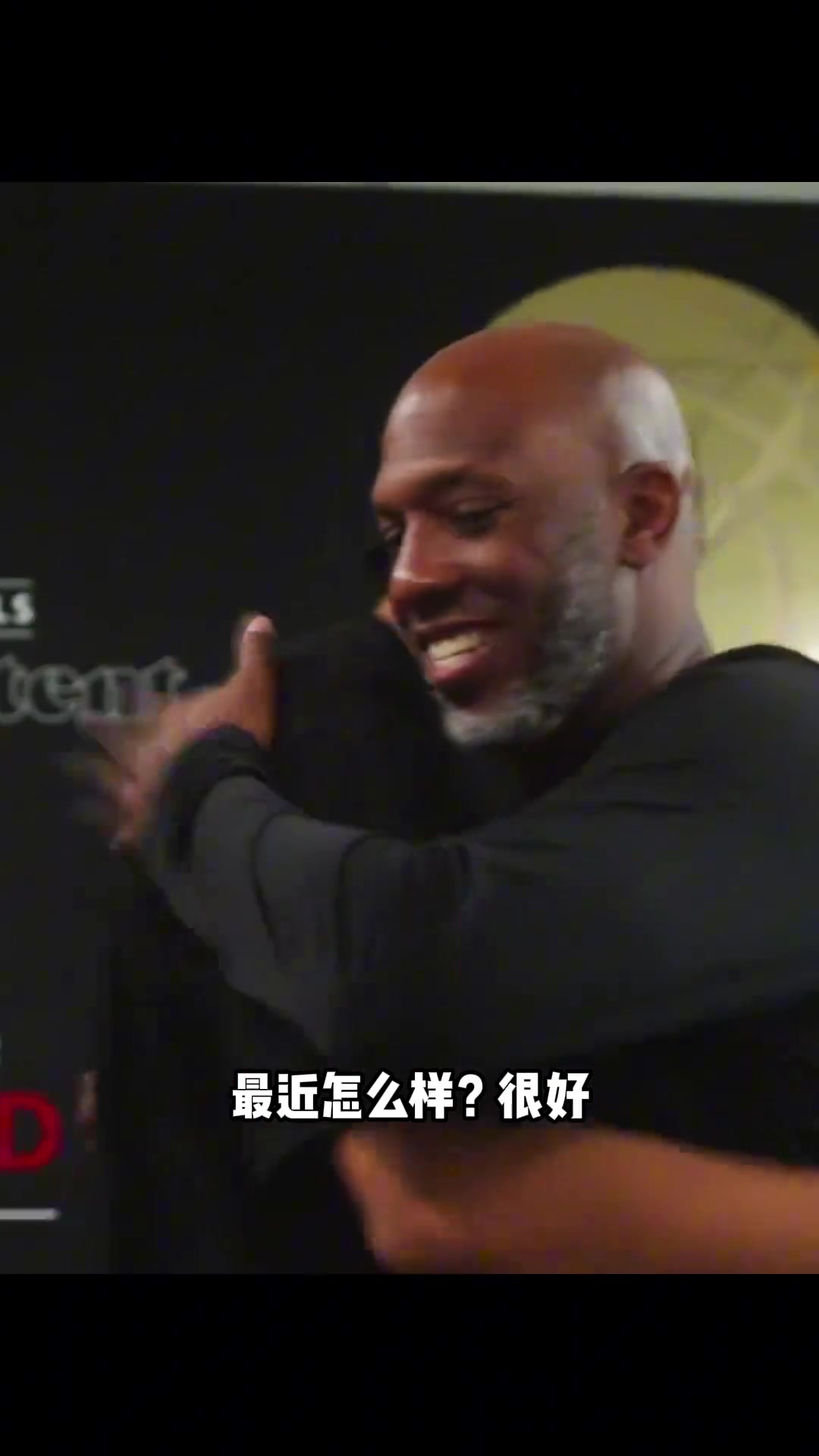 我們的外線大鎖卡馬拉領取自己的最佳防守二陣獎杯