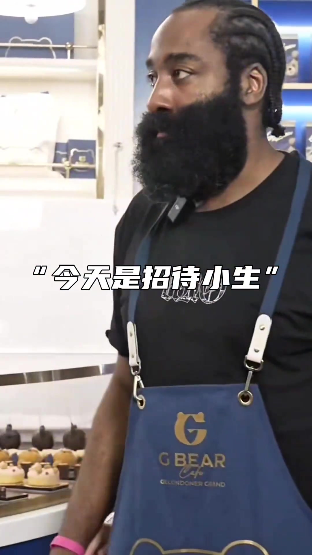來一杯登哥中國行澳門站當(dāng)起了服務(wù)小哥為粉絲制作咖啡