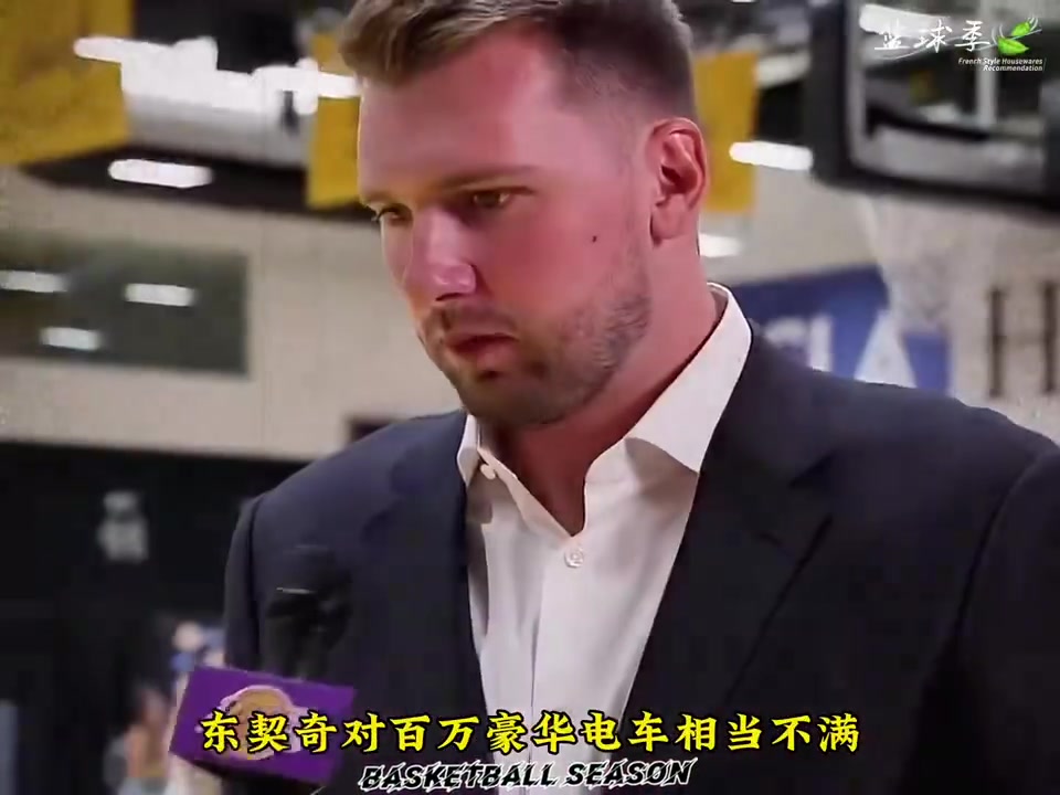 東契奇新買(mǎi)的超跑銳馬克在停車場(chǎng)被奔馳給擋住了無(wú)法開(kāi)門(mén)