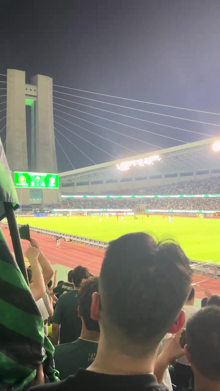 少打一人后慘遭國安逆轉憤怒的浙江球迷看臺高喊黑哨