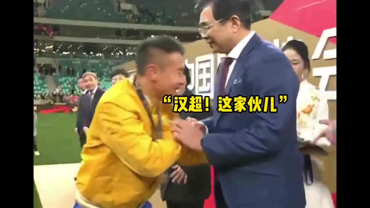 退役后時(shí)準(zhǔn)備進(jìn)足協(xié)于漢超對(duì)著宋凱說(shuō)好話你一來(lái)我就進(jìn)球了