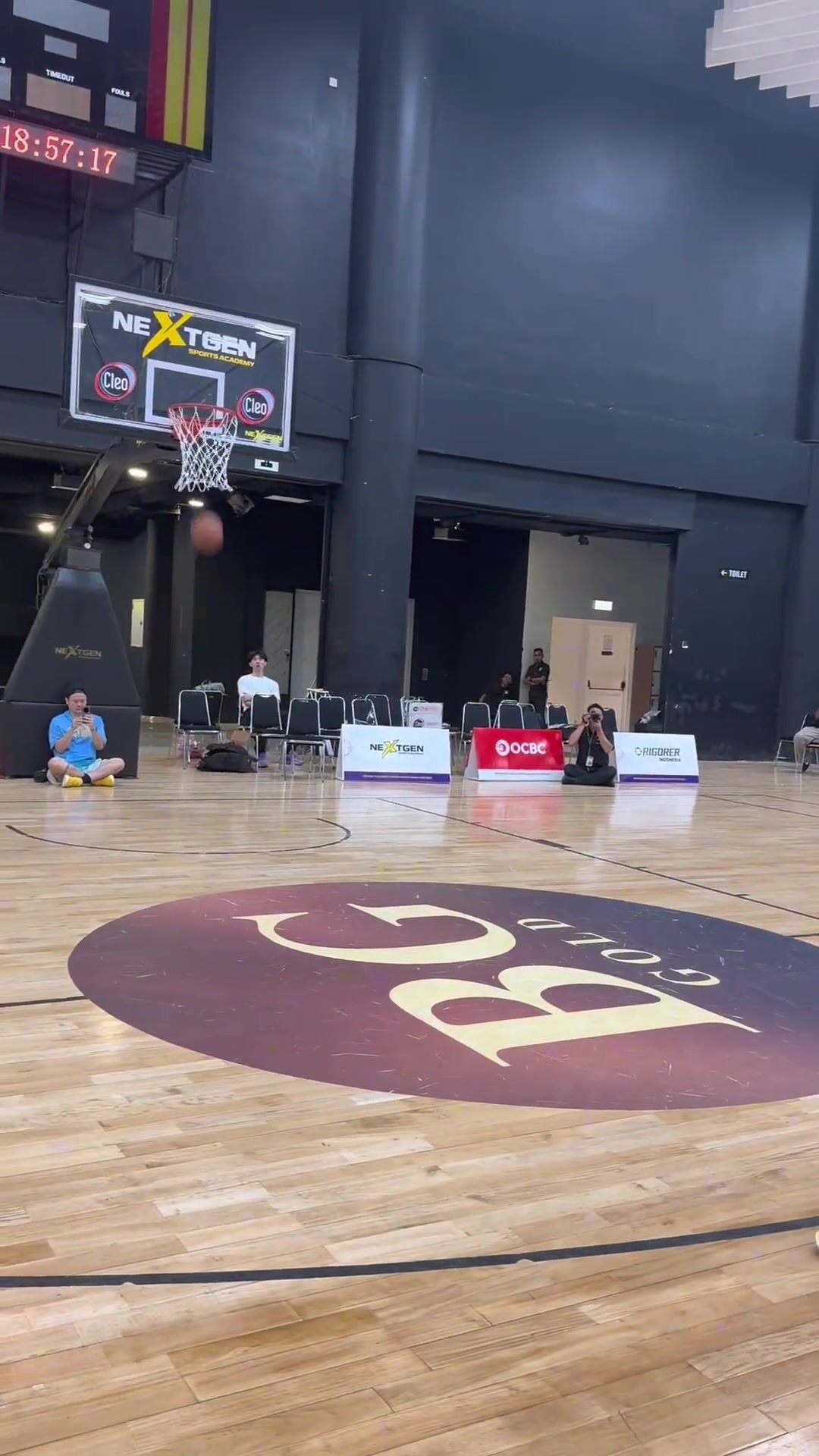里夫斯在印尼進行1v1單挑訓練 感覺小里也沒盡力鐵了不少