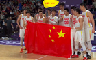 趙睿MVP，全隊(duì)歡慶合影，國(guó)旗飄揚(yáng)，笑容滿面。