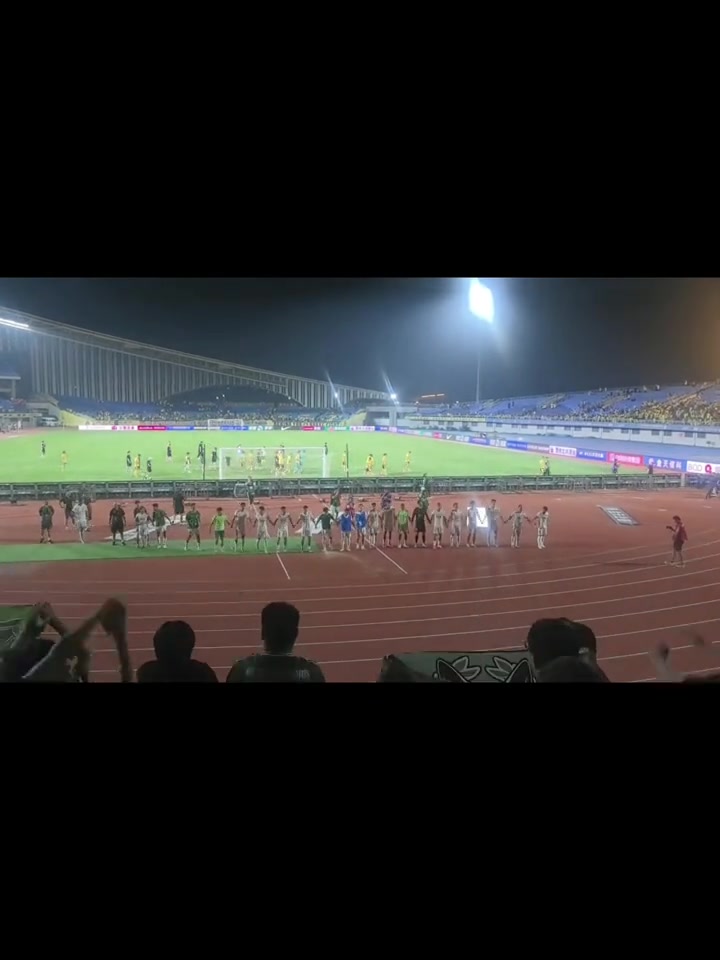 逼近榜首實拍國安賽后與遠(yuǎn)征軍球迷共同慶祝勝利