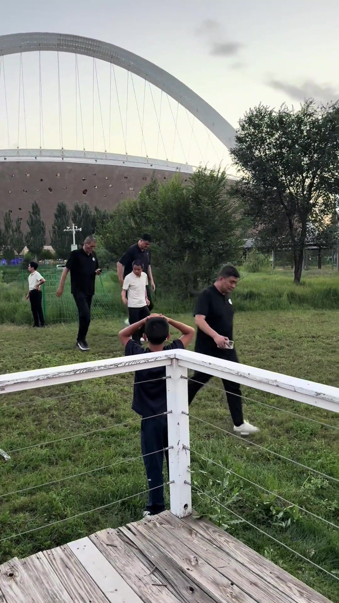 太顯眼了哈網(wǎng)友來(lái)蒙古包吃飯偶遇姚明和巴特爾