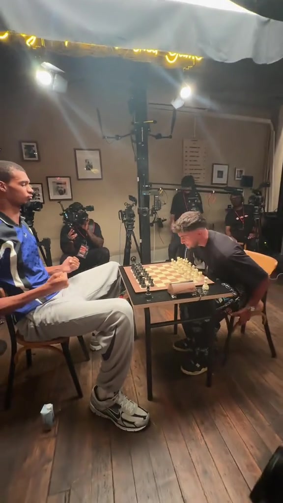 不愧少林高僧文班下棋前先來一套功夫運(yùn)氣蓄力